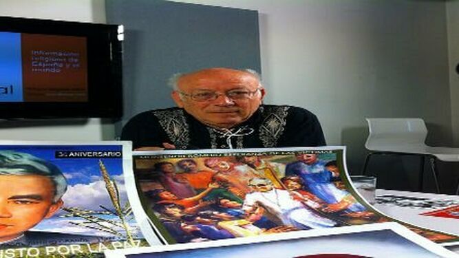 Daniel Sánchez Barbero junto a imágenes del beato Romero