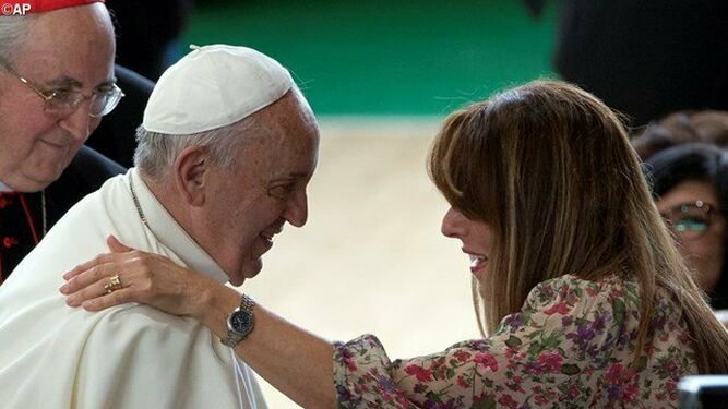 Papa saluda a mujer