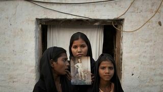Asia Bibi (centro) en una foto de archivo
