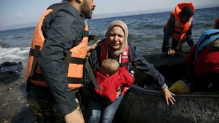 Refugiados sirios llegan a Lesbos