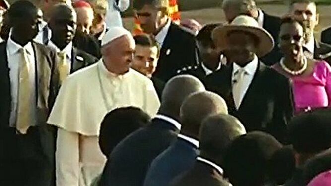 El Papa, a su llegada a Uganda, recibido por Museveni