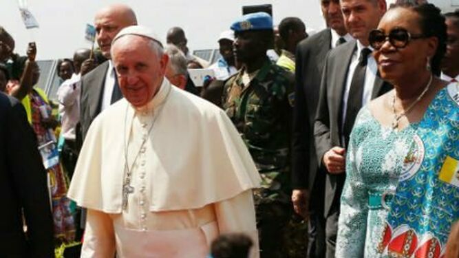Francisco, junto a la presidenta de Centroáfrica, entrando a la mezquita