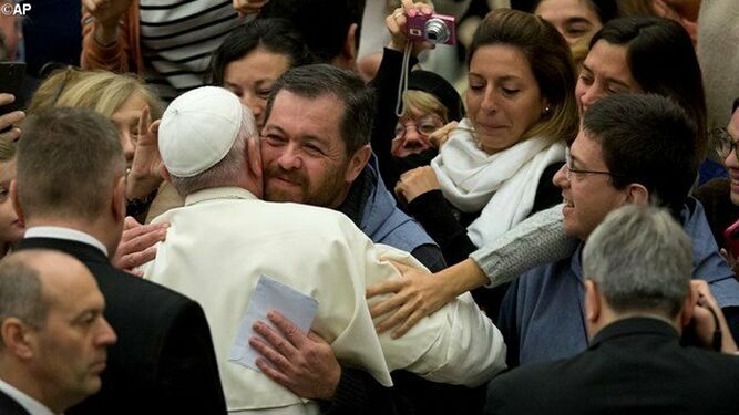El Papa abraza a un fraile en una audiencia