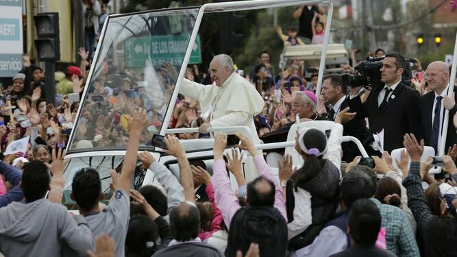 Ternura y sencillez revolucionan el Vaticano