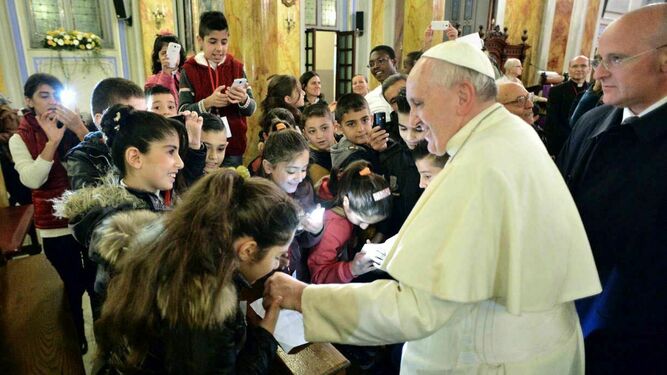 Francisco, con refugiados