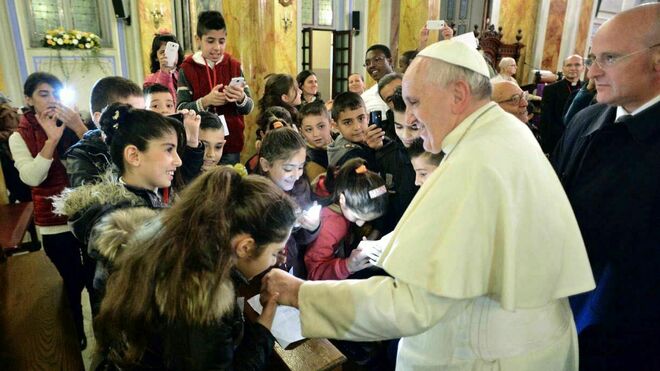 Francisco con menores refugiados