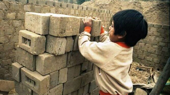 Los niños que abandonan sus sueños y toman el papel de los adultos