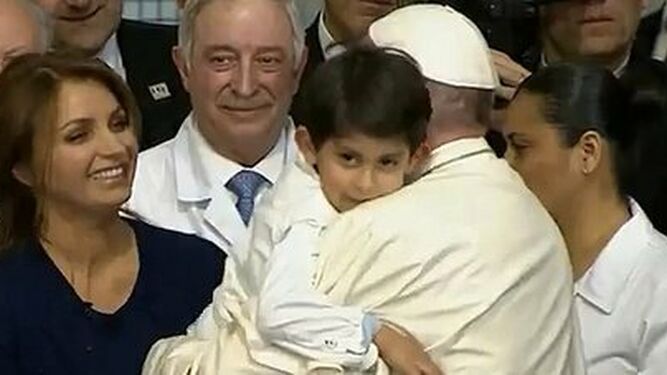 Francisco abraza a un niño en el hospital