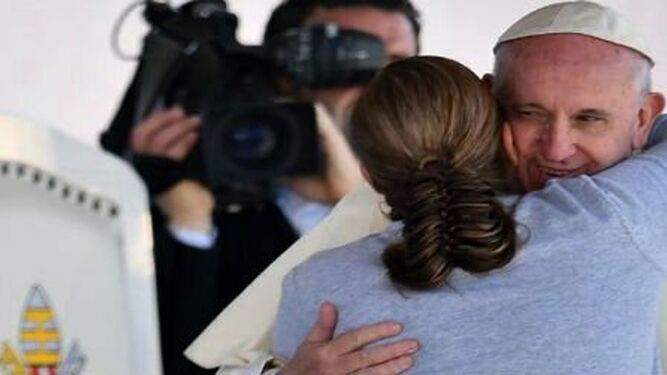 El Papa abraza a una reclusa de la cárcel de Ciudad Juárez