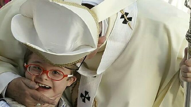 Francisco besa a un niño con síndrome de Down