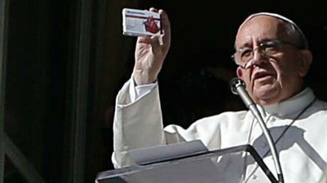 El papa Francisco muestra la misericordina