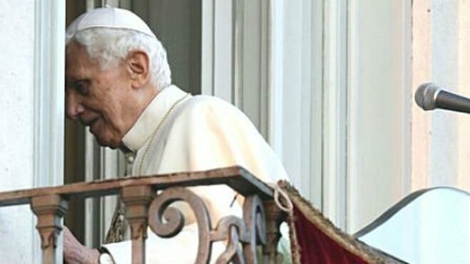 Benedicto XVI abandona el balcón de Castelgandolfo