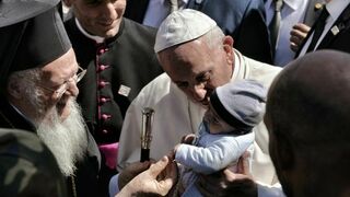 El Papa acuna a un bebé en Lesbos