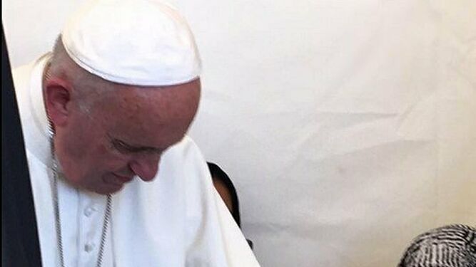 El Papa consuela a un anciano en Lesbos