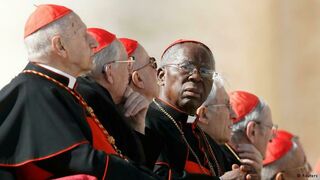 Cardenal Sarah, en el centro