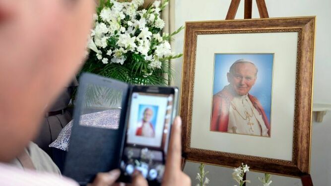 Veneración popular al Papa y santo Juan Pablo II