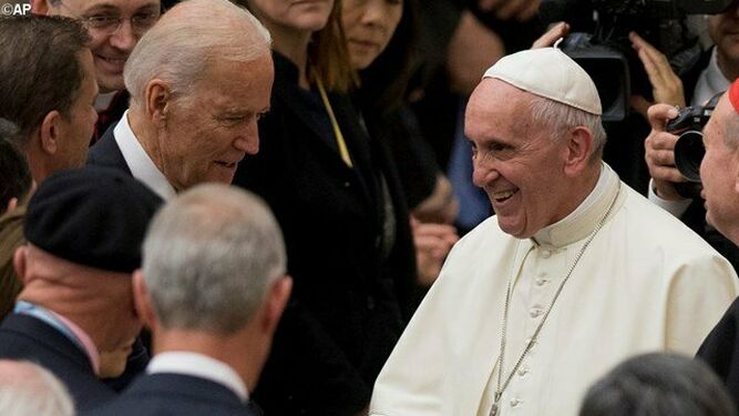 Joe Biden saluda al Papa