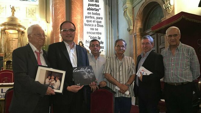 El padre Ángel y los asistentes a un homenaje a Casaldáliga en San Antón, en 2016