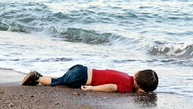 El cuerpo de Aylan, en la costa turca