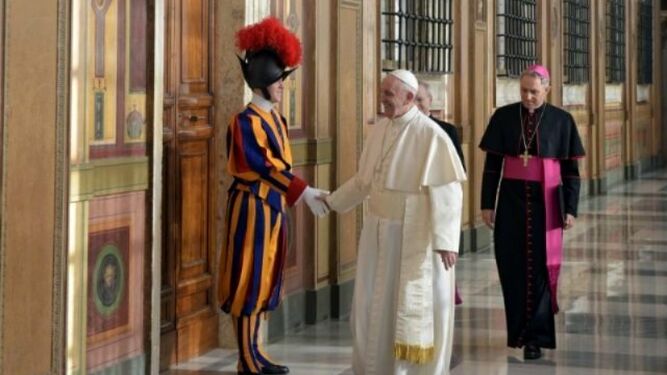 El papa saluda a un guardia suizo