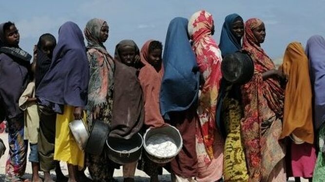 Larga fila para recoger agua