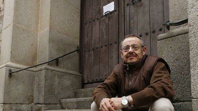 Diego Neria, a la puerta de una iglesia en Plasencia