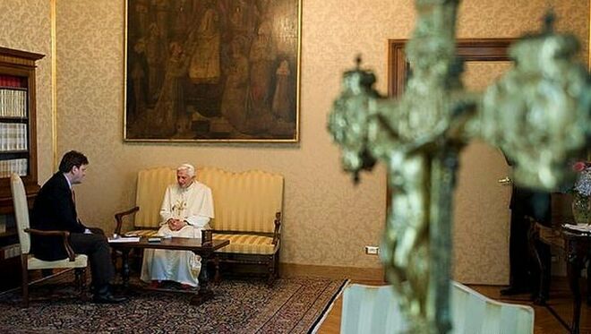 El Papa emérito Benedicto XVI, con el periodista Seewald