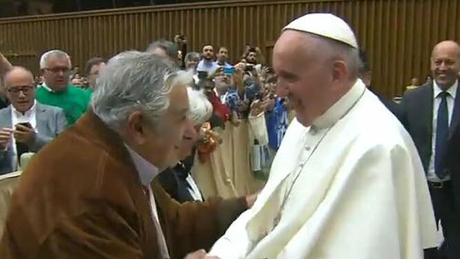 El Papa saluda a Mujica