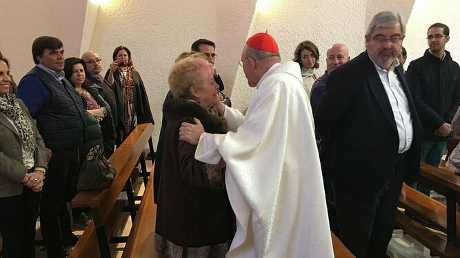 Osoro abraza a Azucena, su catequista