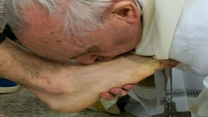 El Papa besa los pies de un preso