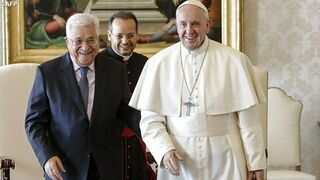 El Papa y Abbas sonríen