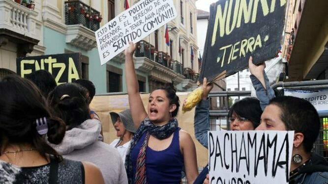 Activistas en contra de la explotación minera en una protesta en Quito