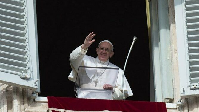 El Papa saluda desde el balcón
