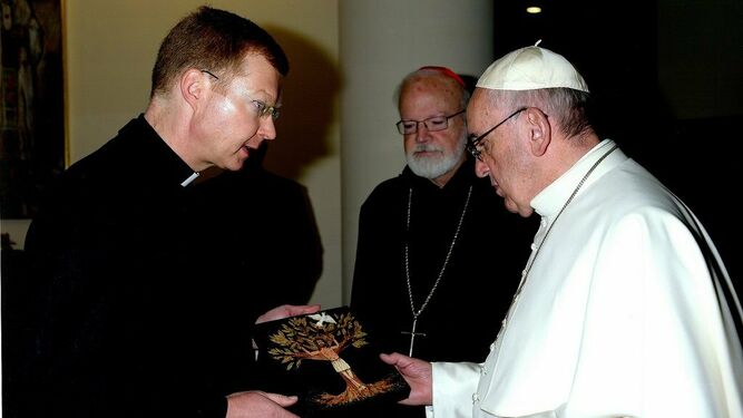 El padre Zollner presenta al Papa un recuerdo de una víctima de abusos