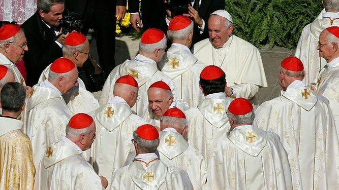 El Papa Francisco, rodeado de cardenales