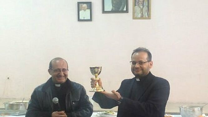El padre Yoannis muestra al Padre Carlos el cáliz, regalo del Papa