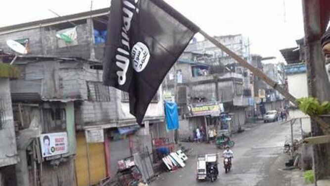 Bandera del Estado Islámico en Marawi
