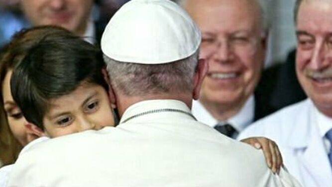 Francisco abraza a un niño en el Hospital pediátrico Gaslini