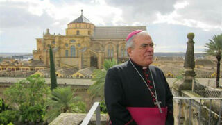 Demetrio, delante de la mezquita