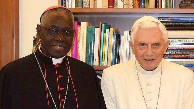 El cardenal Sarah y con el Papa emérito