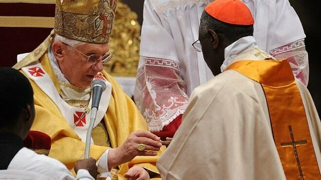 El Papa Benedicto XVI con el cardenal Robert Sarah