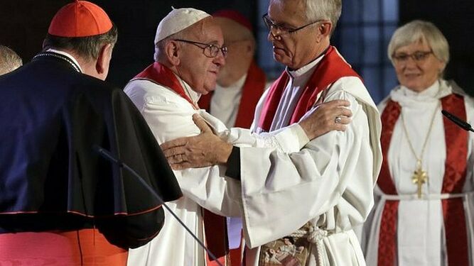 El Papa Francisco abraza a protestantes en Suecia