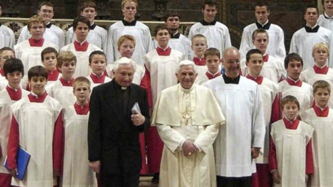 Los Ratzinger, con el Coro de Ratisbona
