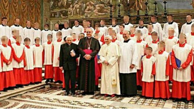 Müller, con los Ratzinger, junto al Coro de Ratisbona en la capilla Sixtina