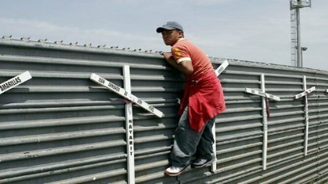 Un inmigrante mexicano intenta cruzar la frontera con EEUU