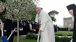 Bartolomé y Francisco plantaron, junto a Peres y Abbas, un olivo por la paz en el Vaticano