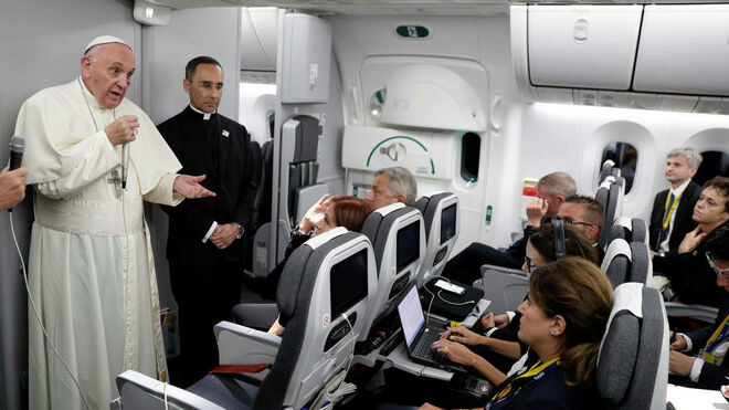 Francisco, durante una rueda de prensa en avión