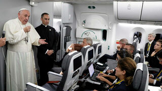 Francisco, durante una rueda de prensa en avión