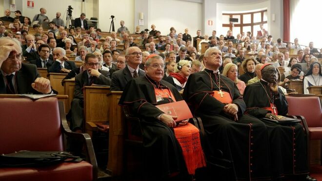 Müller, Burke y Sarah celebran los diez años del 'regreso' de las misas en latín sin el Papa