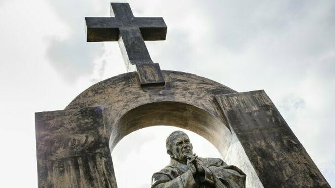 Estatua de Papa San Juan Pablo II en Ploërmel, Francia